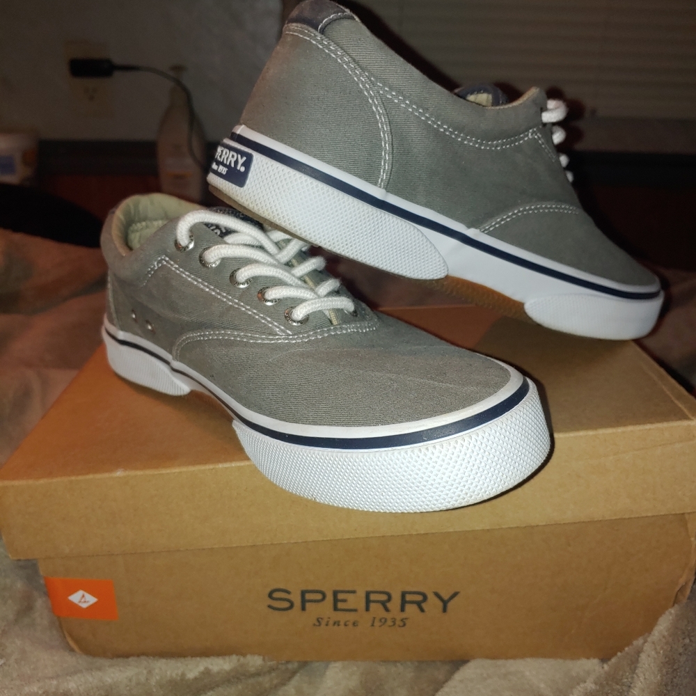 New in box Men's size 8 Sperry shoes. Women's 10. Gray color